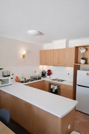 Private kitchen - Tranquil luxury  1-bedroom apartment - partial canal views charming Halls Head (Halls Head)