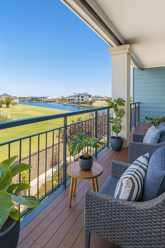 Tranquil luxury  1-bedroom apartment - partial canal views charming Halls Head
