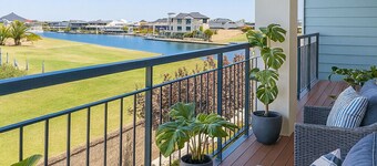 Tranquil luxury  1-bedroom apartment - partial canal views charming Halls Head