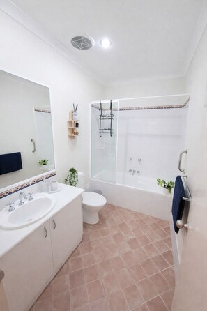 Bathroom - Tranquil luxury  1-bedroom apartment - partial canal views charming Halls Head (Halls Head)