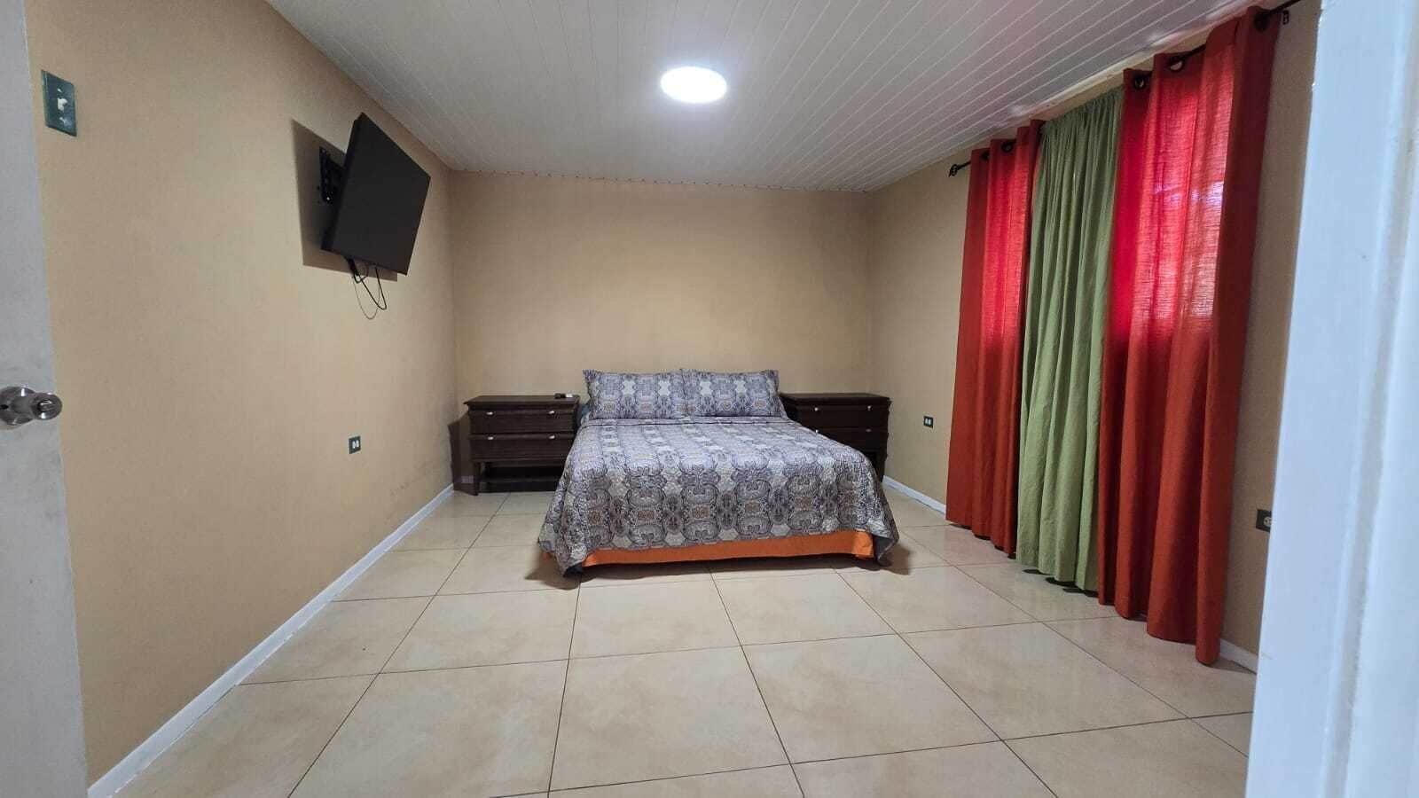 Tabla de planchar con plancha, Internet, ropa de cama