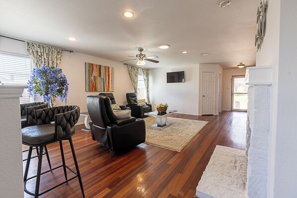 Interior - Charming 3-bedroom bungalow with AC in cozy Frisco (Frisco)