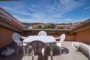 Outdoor dining - Holiday Apartment Andjelka B4+1 - B Attic (Mali Lošinj)