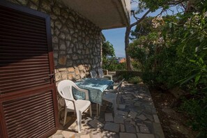 Outdoor dining - Holiday Apartment Nena B4 (Mali Lošinj)
