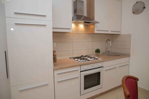Private kitchen - Holiday Apartment Zeljka B4 (Mali Lošinj)