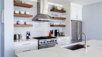 Micro-ondes, four, plaque de cuisson, lave-vaisselle