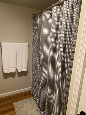 Towels, soap, toilet paper - Gorgeous 3-bedroom house in Nīnole (Nīnole)