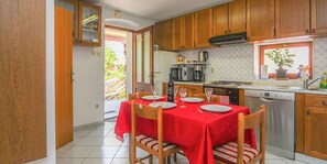Private kitchen - Holiday Apartment Marija Lucica B4 (Nerezine)