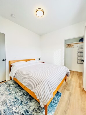 Iron/ironing board, WiFi, bed sheets