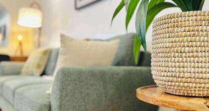 Cozy Mid Century Modern 2BR King/Queen Bed 1Bath