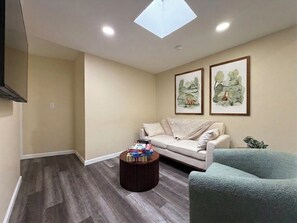 TV - Chic 3BR, Patio & Grill, Mins to NYC & Metlife (Union City)