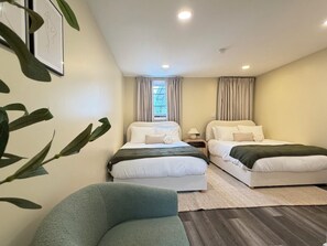Iron/ironing board, WiFi, bed sheets - Chic 3BR, Patio & Grill, Mins to NYC & Metlife (Union City)