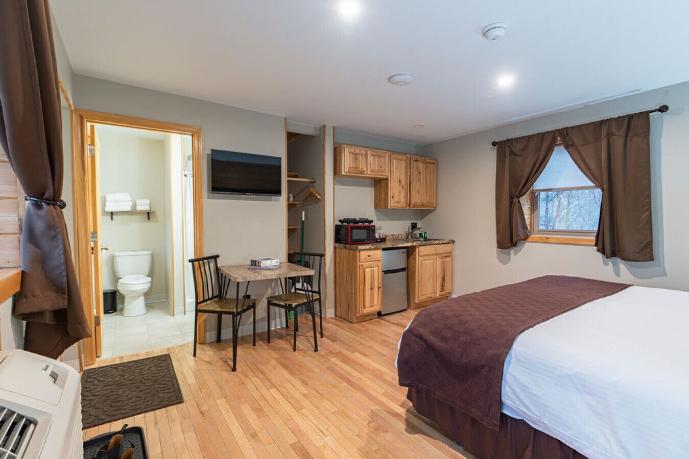 Iron/ironing board, travel crib, WiFi, bed sheets