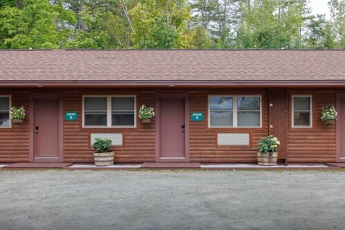 Cherry Lodge #6: Comfortable King Room Escape