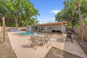 Outdoor dining - Perfect 4-bedroom house with AC in enchanting Tampa (Tampa)