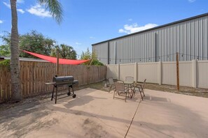 Outdoor dining - Perfect 4-bedroom house with AC in enchanting Tampa (Tampa)