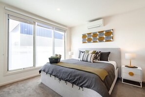 4 bedrooms, iron/ironing board, travel cot, WiFi - Views from Rooftop Deck - Central OG - Ocean Luxe (Ocean Grove)
