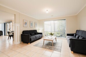 TV, books - Saltwater Shores - Pet friendly - Sleeps 10 (499556) (Portarlington)