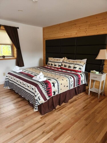 Cherry Lodge #4: Cozy King Room
