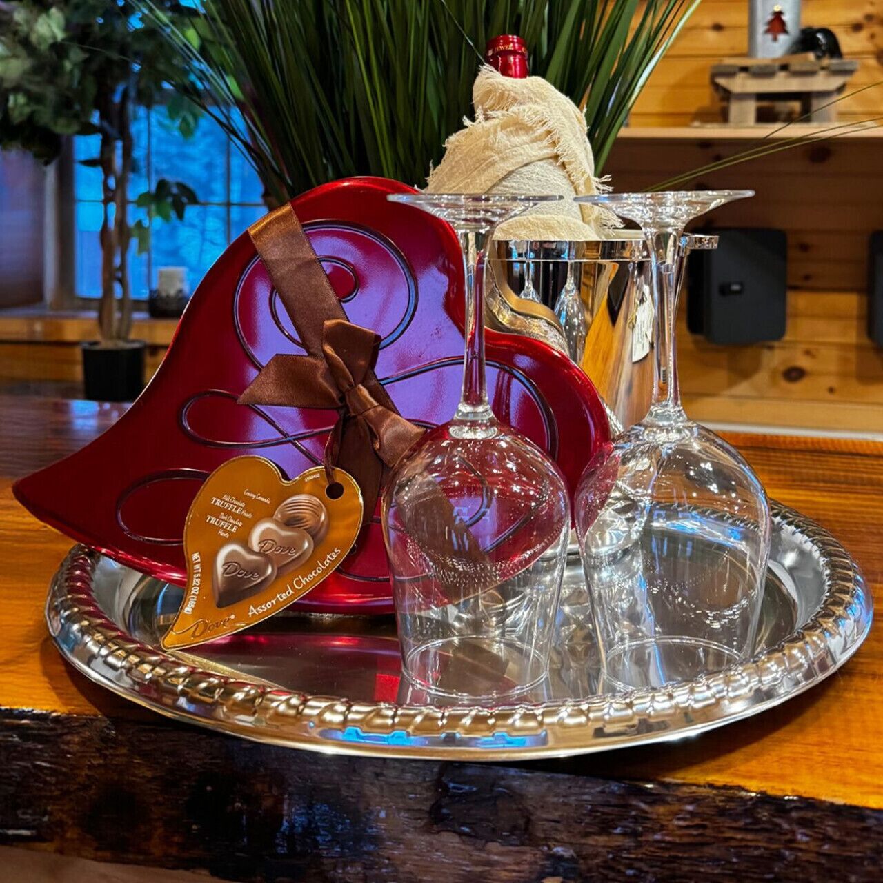 Ein Tablett mit einer Schokoladentrüffel, einem Glas und einer Weinflasche.