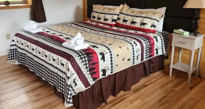 Cherry Lodge #3: Cozy King Room Retreat