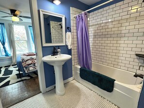 Towels, toilet paper - Yellow Cozy 1-bedroom house in Denver (Denver)