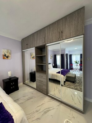 2 Schlafzimmer, Zimmersafe, Schreibtisch, Bügeleisen/Bügelbrett