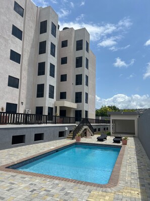 Outdoor pool - Luxury  2-bedroom apartment with AC in vibrant New Kingston
Pool & 24/7 security (Kingston)