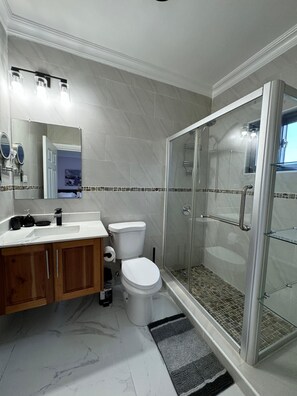 Shower, eco-friendly toiletries, hair dryer, towels - Luxury  2-bedroom apartment with AC in vibrant New Kingston
Pool & 24/7 security (Kingston)