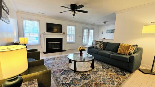 Central • Fenced • King beds • Ideal for Greensboro • High Point • Winston Salem