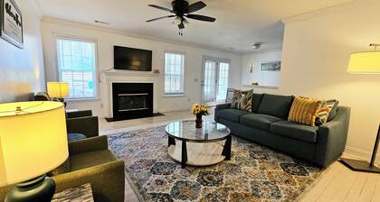 Central • Fenced • King beds • Ideal for Greensboro • High Point • Winston Salem