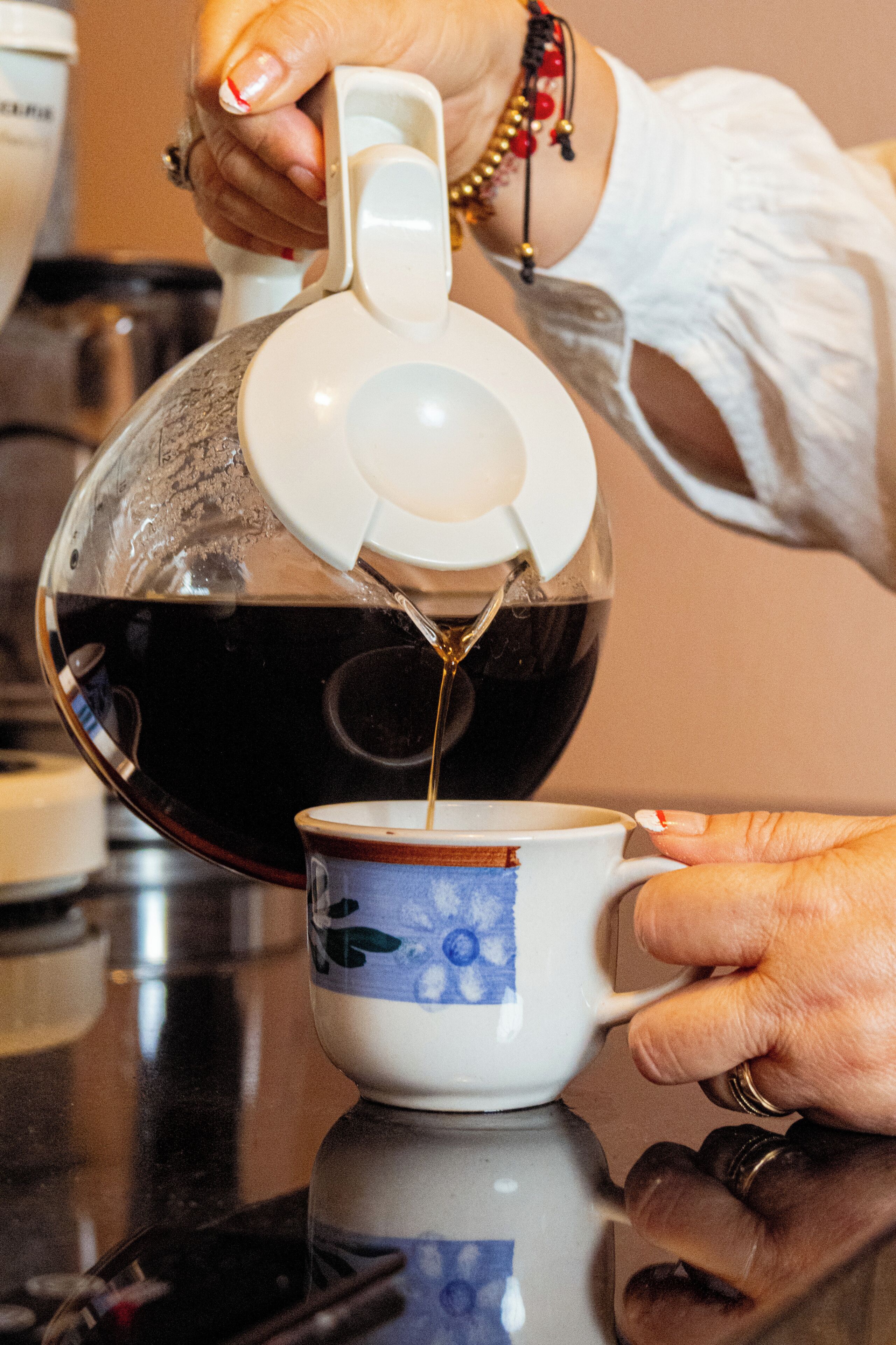 Alguien sirve café en una taza.