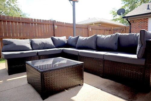 Cozy Stylish 2 BR Home w/ Pool / Relax & Enjoy