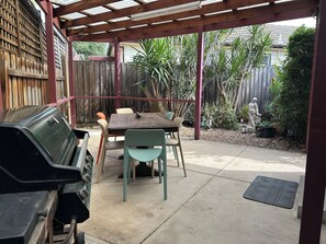 Outdoor dining - Cosy and Private 2 bed home (Reservoir)