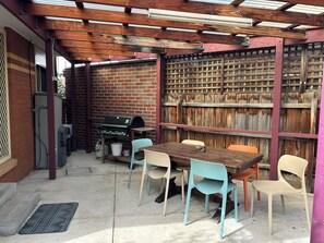 Outdoor dining - Cosy and Private 2 bed home (Reservoir)
