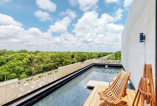 Fourth-Floor Penthouse w/Private Pool on Deck, Free WiFi, Shared Gym, Partial AC