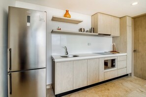 Réfrigérateur, micro-ondes, plaque de cuisson, cafetière/bouilloire