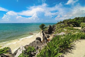 Beach - Beautiful apartment with rooftop pool, fitness area, & balcony (Tulum)