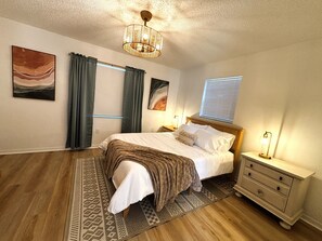 2 bedrooms, desk, WiFi, bed sheets - Furnished 2BR/2BA Home w/ Fenced Yard • Near L3Harris, Hospital, & Beach (Melbourne)