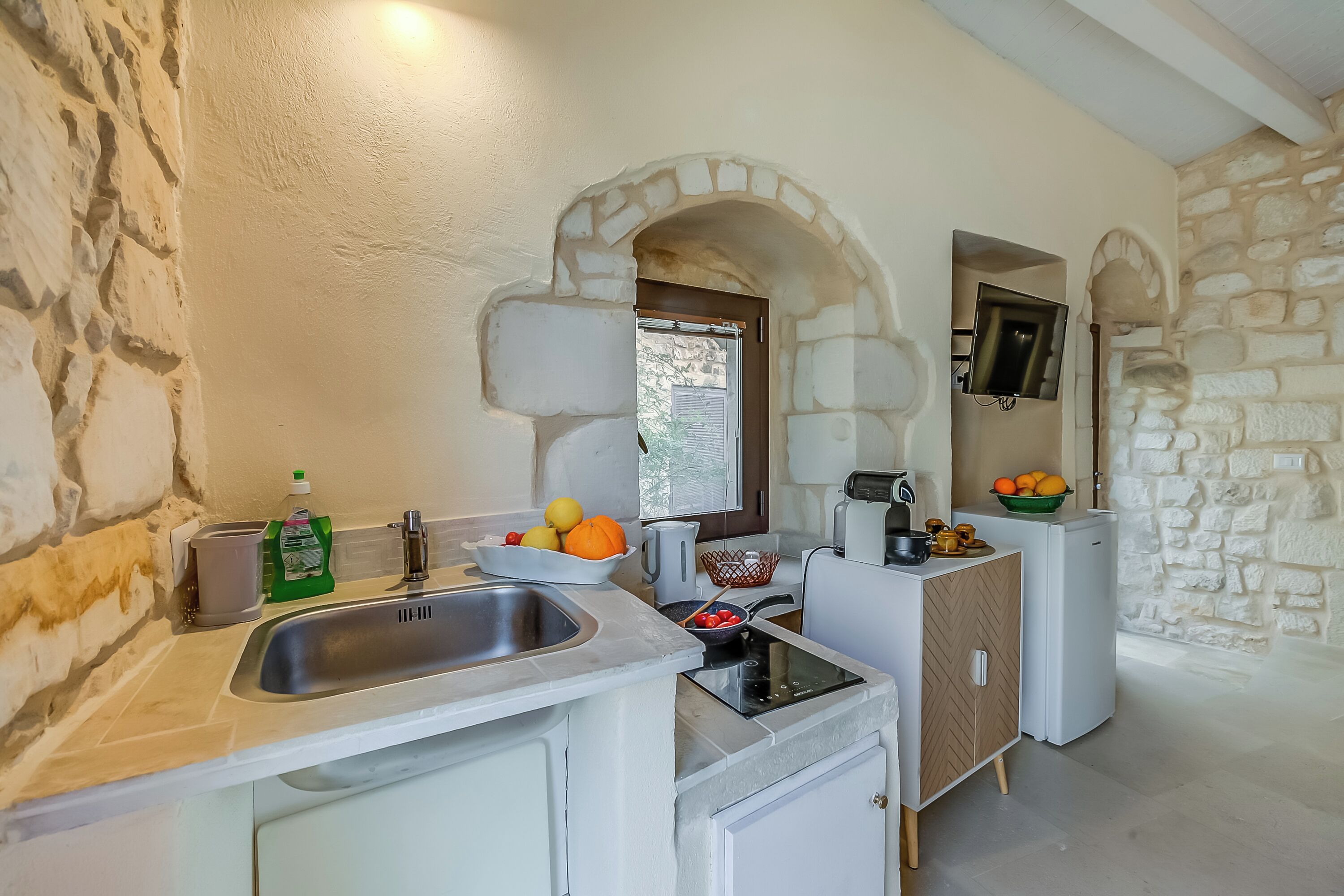 Refrigerador, parrilla de estufa y cafetera y tetera 