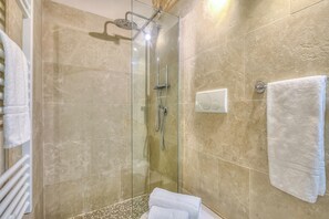 Shower, hair dryer, bidet, towels - Borgo Hedone - Ninfea & Alba, Scicli, Italy (Scicli)