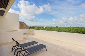 Terrace/patio - Luxurious penthouse with rooftop infinity pool, ocean views, central AC & gym (Tulum)