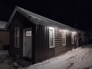 Exterior detail - Cozy studio in perfect Anaconda with refreshing AC (Anaconda)