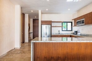 Private kitchen - Viilla in gated community w/pool , gym, yoga room & paddle tennis courts (Tulum)