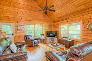 Smart TV, fireplace, table football - Mountain View Log Cabin, Game Room, Dog Friendly (Rabun County)