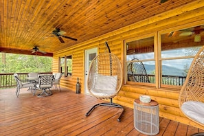 Outdoor dining - Mountain View Log Cabin, Game Room, Dog Friendly (Rabun County)