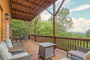 Outdoor dining - Mountain View Log Cabin, Game Room, Dog Friendly (Rabun County)