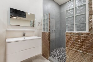 Een douche, een haardroger, handdoeken, zeep