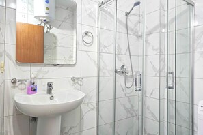 Shower, hair dryer, towels - Panorama View Apartment In Saranda - 271, Sarandë, Albania (Sarandë)