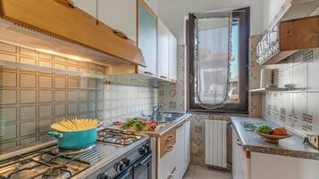 Frigorifero, microonde, forno, piano cottura